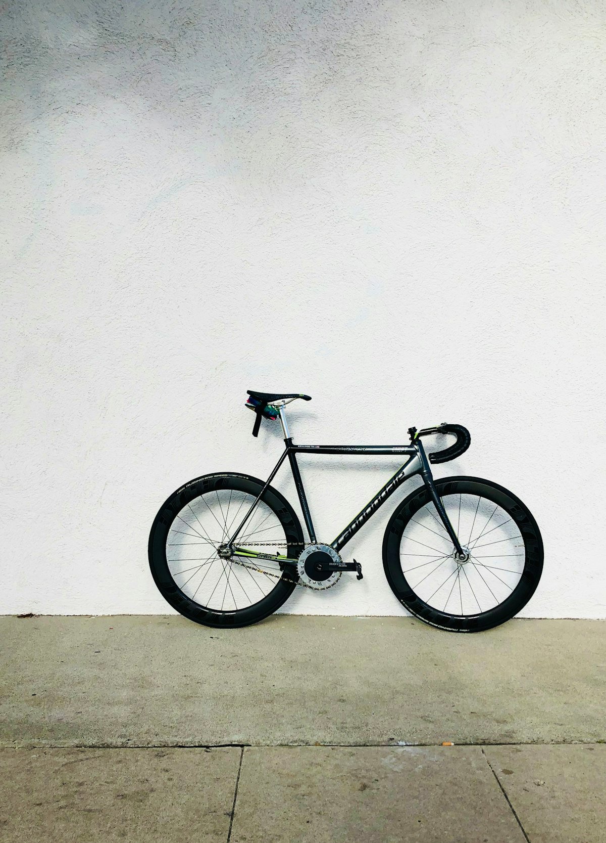 Ciclista urbano pedalando e-bike com motor elétrico na cidade brasileira
