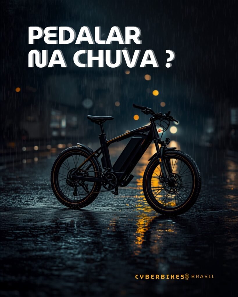 Bicicleta elétrica preta pedalando na chuva em rua urbana à noite - Cyberbikes Brasil